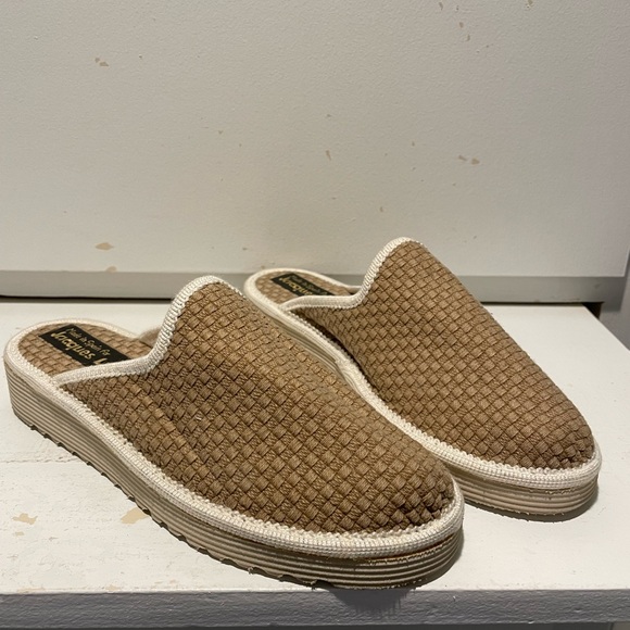 Other - Jacques Levine Women’s Size 7  Brown Slip-On Shoes